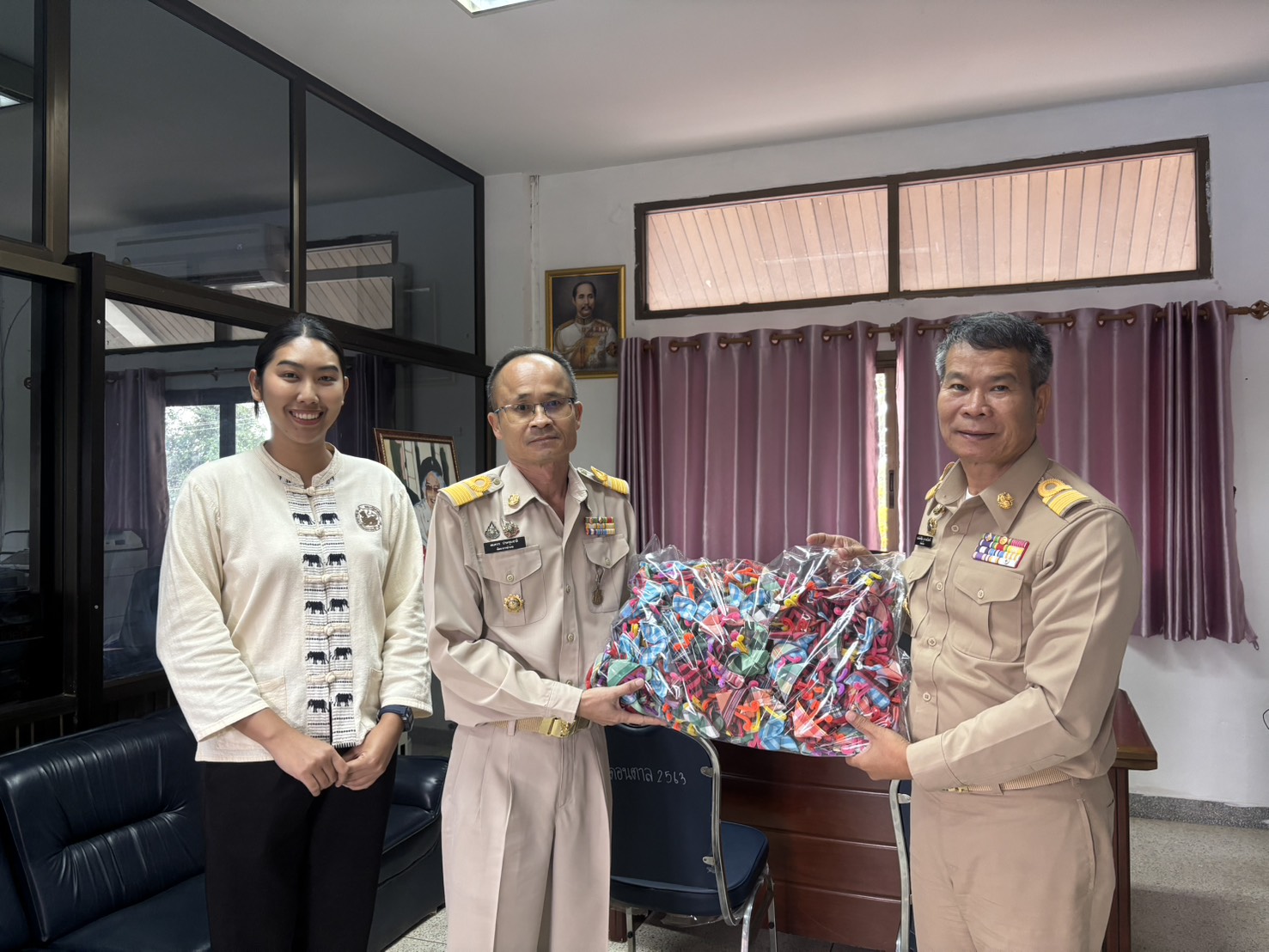 พช.ดอนตาล มอบ “ผีเสื้อผ้าไทย” เพื่อสนับสนุนการออกร้านงานกาชาดของสมาคมแม่บ้านมหาดไทย ประจำปี 2568