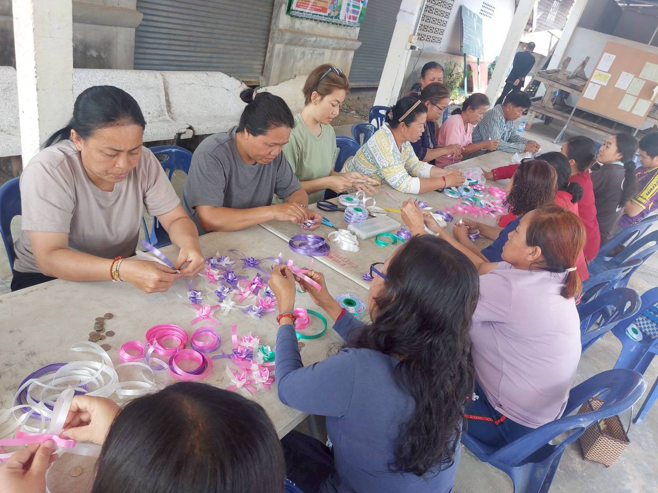 พช.ดอนตาล ดำเนินโครงการส่งเสริมประชาชนเป้าหมายเข้าถึงแหล่งทุน กิจกรรมการฝึกอาชีพ ณ บ้านโคก หมู่ที่ 4 ตำบลโพธิ์ไทร 